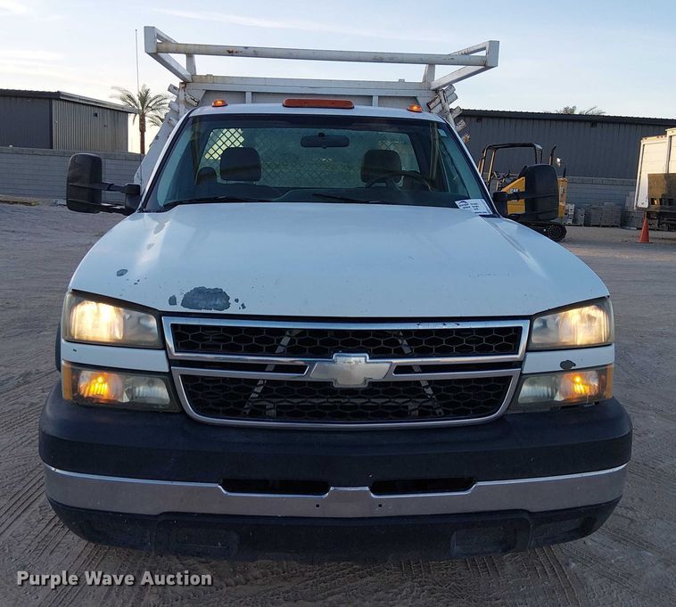 image for item EC1317 2006 Chevrolet Silverado 3500 flatbed pickup truck