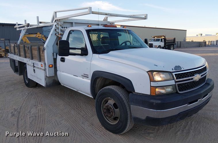 image for item EC1317 2006 Chevrolet Silverado 3500 flatbed pickup truck
