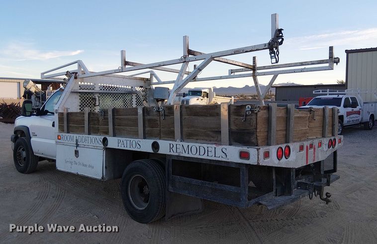 image for item EC1317 2006 Chevrolet Silverado 3500 flatbed pickup truck