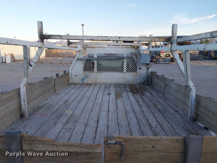 image for item EC1317 2006 Chevrolet Silverado 3500 flatbed pickup truck