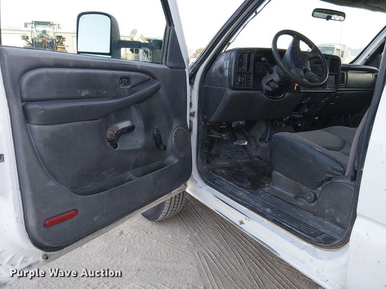 image for item EC1317 2006 Chevrolet Silverado 3500 flatbed pickup truck