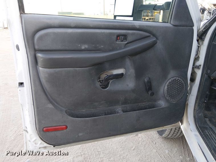 image for item EC1317 2006 Chevrolet Silverado 3500 flatbed pickup truck