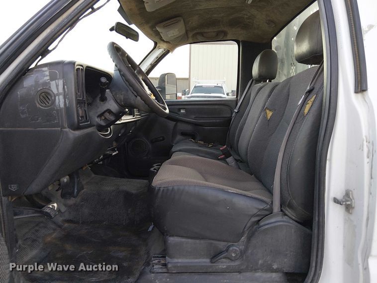 image for item EC1317 2006 Chevrolet Silverado 3500 flatbed pickup truck