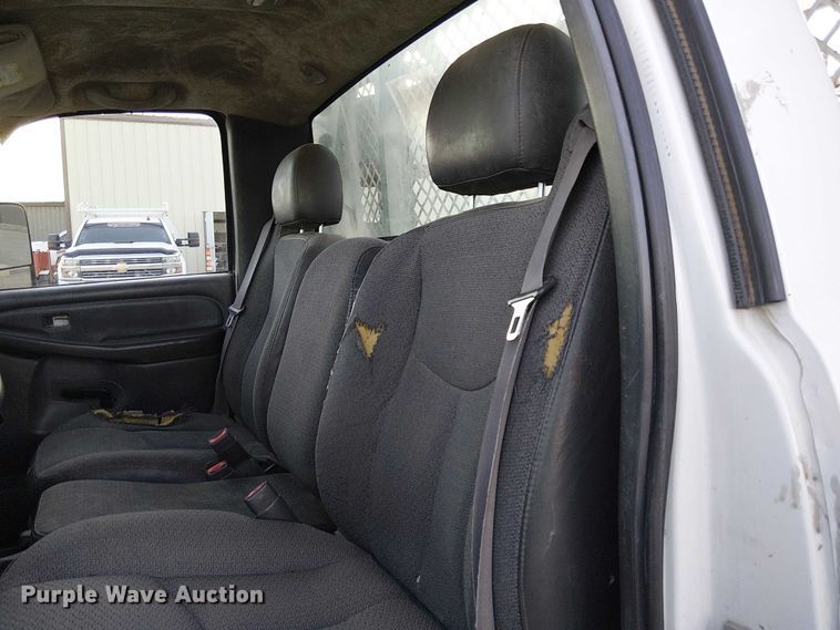 image for item EC1317 2006 Chevrolet Silverado 3500 flatbed pickup truck