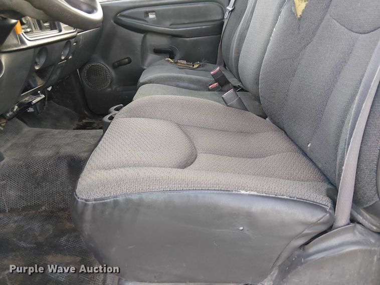 image for item EC1317 2006 Chevrolet Silverado 3500 flatbed pickup truck