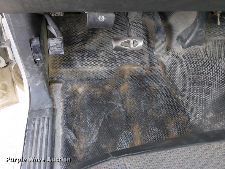 image for item EC1317 2006 Chevrolet Silverado 3500 flatbed pickup truck