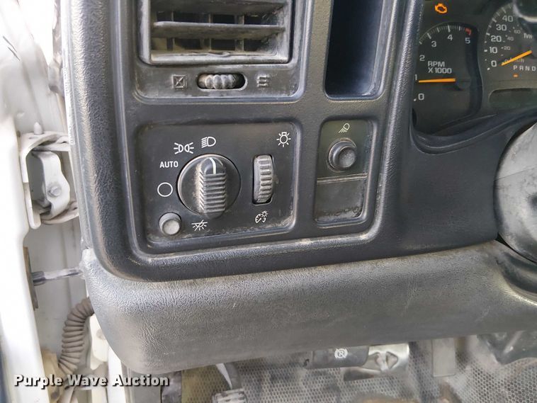 image for item EC1317 2006 Chevrolet Silverado 3500 flatbed pickup truck