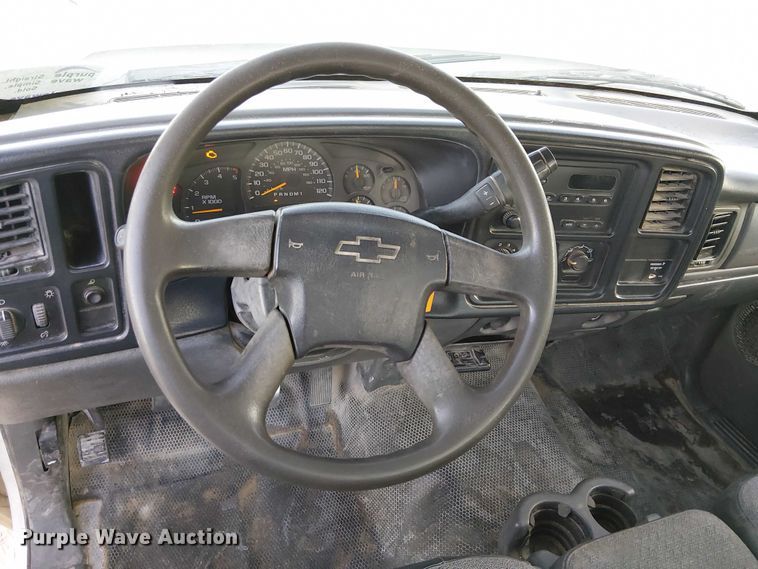 image for item EC1317 2006 Chevrolet Silverado 3500 flatbed pickup truck