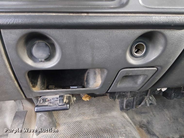 image for item EC1317 2006 Chevrolet Silverado 3500 flatbed pickup truck