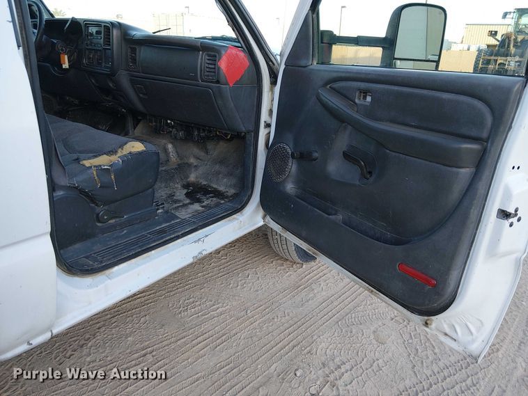 image for item EC1317 2006 Chevrolet Silverado 3500 flatbed pickup truck