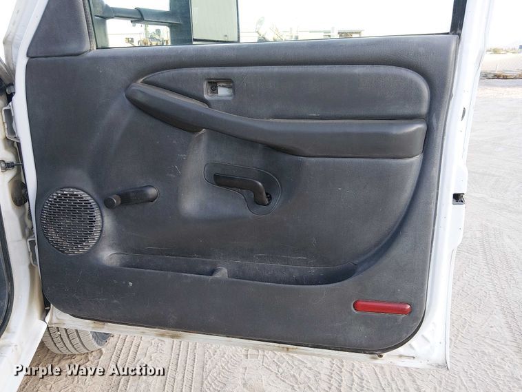 image for item EC1317 2006 Chevrolet Silverado 3500 flatbed pickup truck