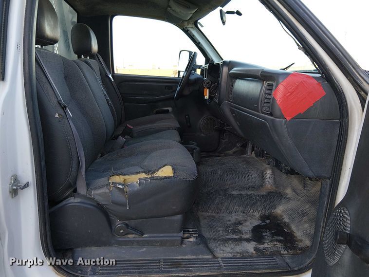 image for item EC1317 2006 Chevrolet Silverado 3500 flatbed pickup truck