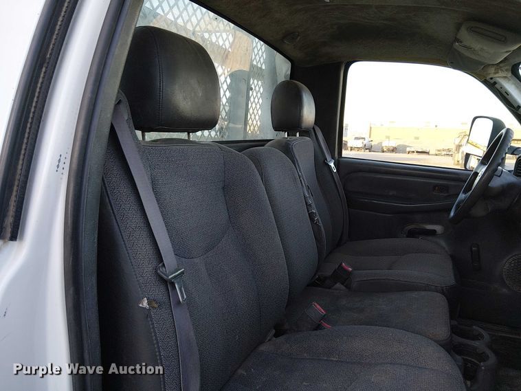 image for item EC1317 2006 Chevrolet Silverado 3500 flatbed pickup truck