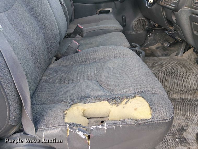 image for item EC1317 2006 Chevrolet Silverado 3500 flatbed pickup truck