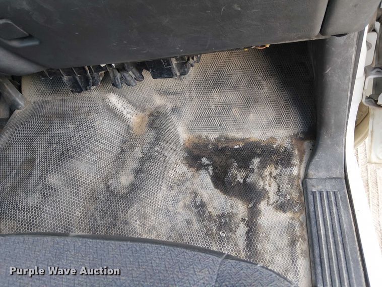 image for item EC1317 2006 Chevrolet Silverado 3500 flatbed pickup truck