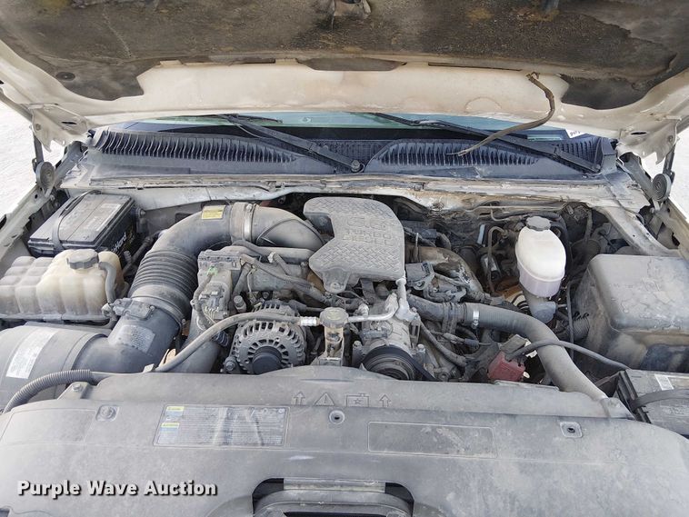 image for item EC1317 2006 Chevrolet Silverado 3500 flatbed pickup truck