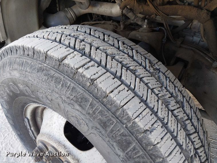 image for item EC1317 2006 Chevrolet Silverado 3500 flatbed pickup truck