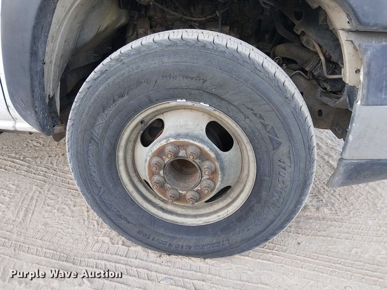 image for item EC1317 2006 Chevrolet Silverado 3500 flatbed pickup truck