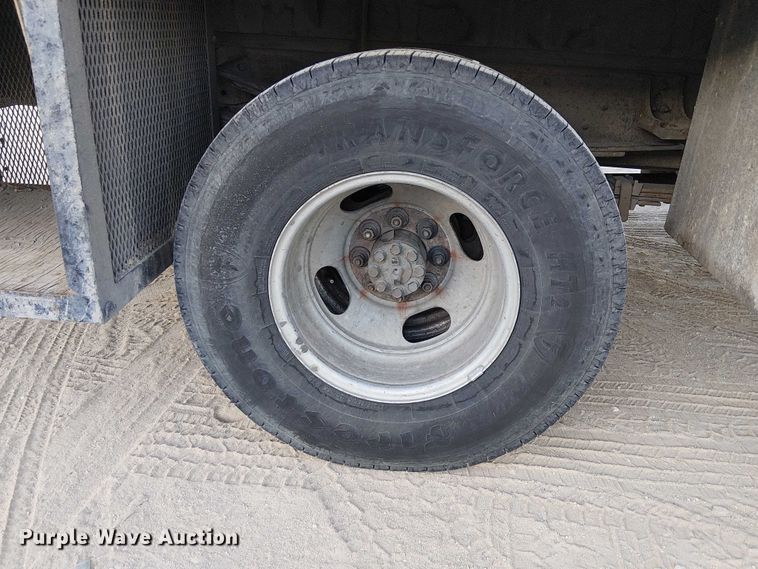 image for item EC1317 2006 Chevrolet Silverado 3500 flatbed pickup truck