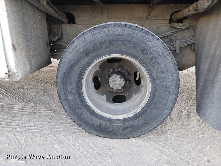 image for item EC1317 2006 Chevrolet Silverado 3500 flatbed pickup truck