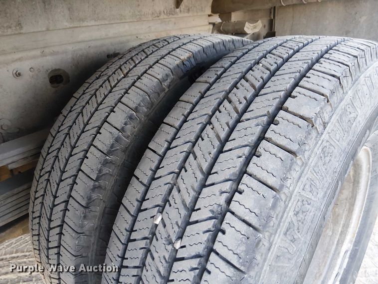 image for item EC1317 2006 Chevrolet Silverado 3500 flatbed pickup truck