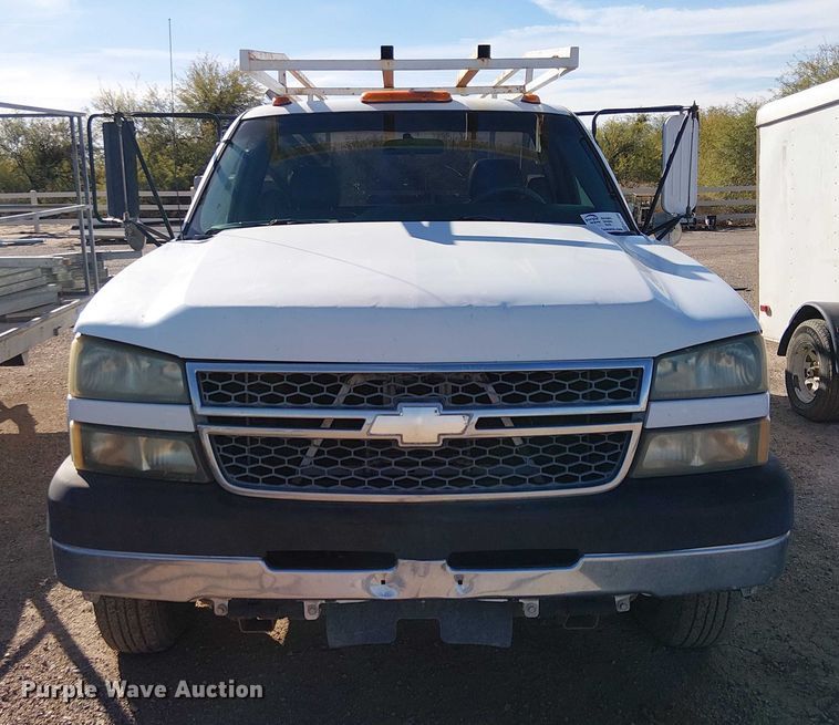 image for item EC1326 2005 Chevrolet Silverado 3500 utility bed pickup truck