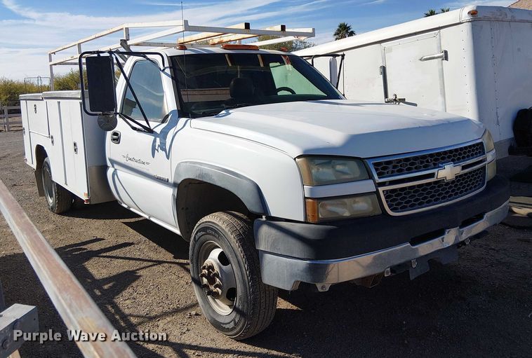 image for item EC1326 2005 Chevrolet Silverado 3500 utility bed pickup truck