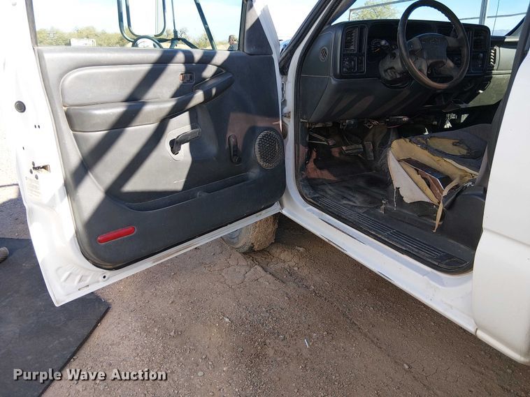 image for item EC1326 2005 Chevrolet Silverado 3500 utility bed pickup truck