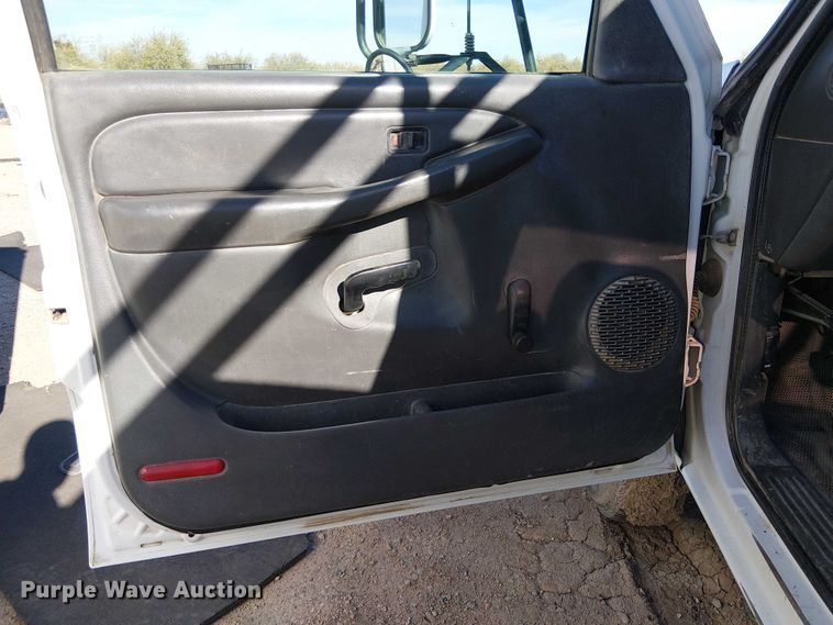 image for item EC1326 2005 Chevrolet Silverado 3500 utility bed pickup truck