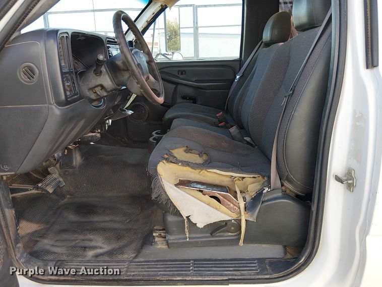 image for item EC1326 2005 Chevrolet Silverado 3500 utility bed pickup truck