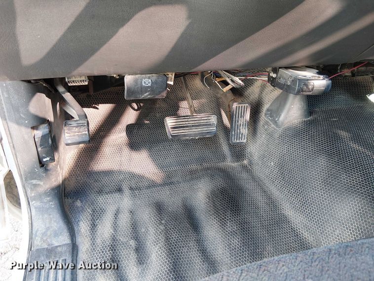 image for item EC1326 2005 Chevrolet Silverado 3500 utility bed pickup truck