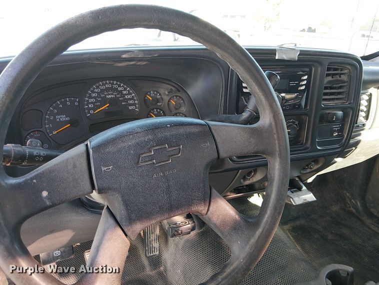 image for item EC1326 2005 Chevrolet Silverado 3500 utility bed pickup truck