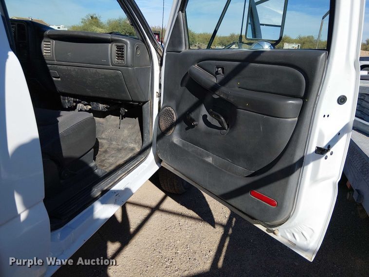 image for item EC1326 2005 Chevrolet Silverado 3500 utility bed pickup truck