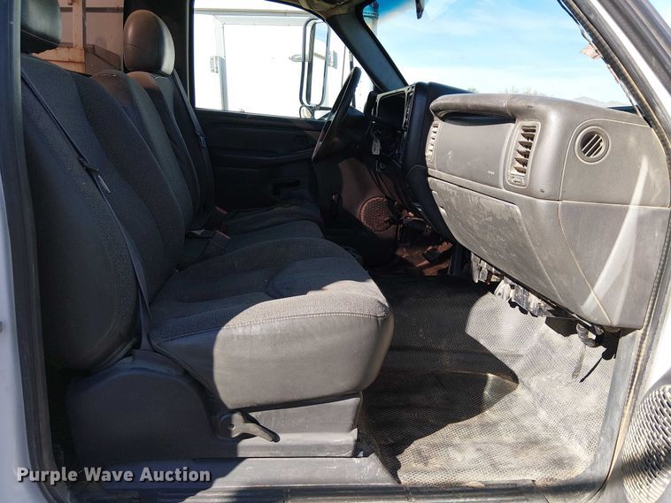 image for item EC1326 2005 Chevrolet Silverado 3500 utility bed pickup truck