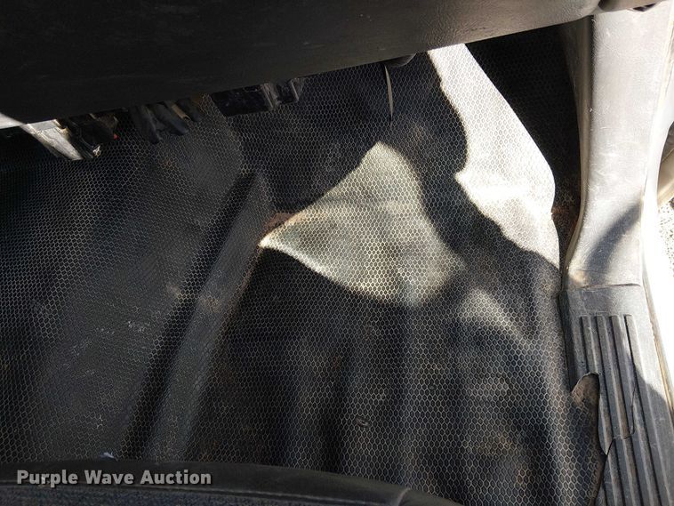 image for item EC1326 2005 Chevrolet Silverado 3500 utility bed pickup truck