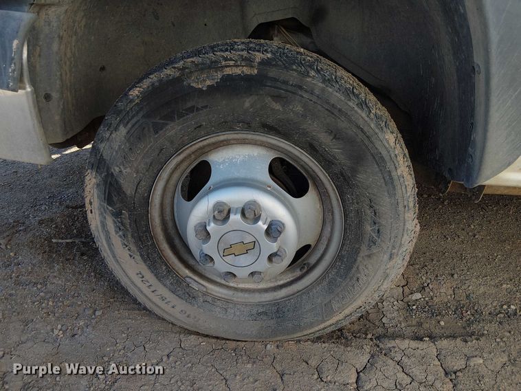 image for item EC1326 2005 Chevrolet Silverado 3500 utility bed pickup truck