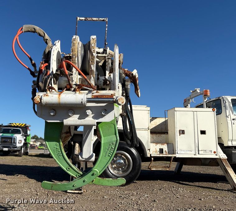 image for item EC8077 1995 Ford F800 digger derrick truck