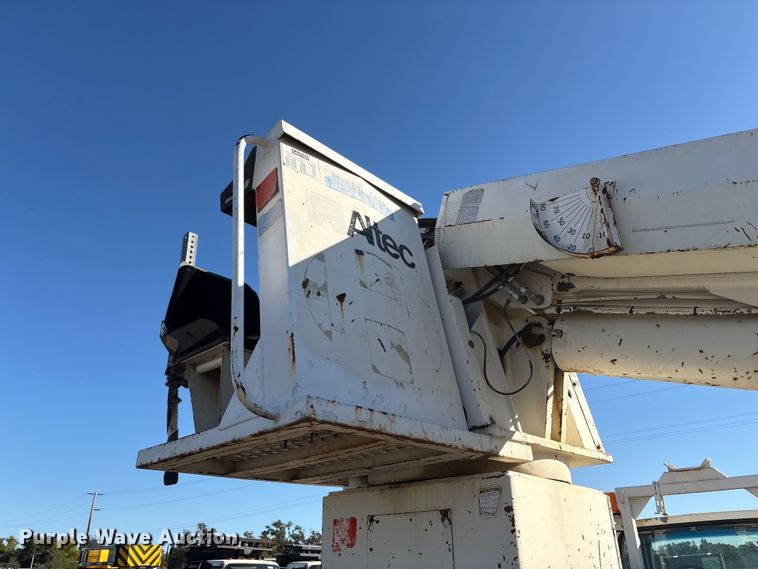 image for item EC8077 1995 Ford F800 digger derrick truck