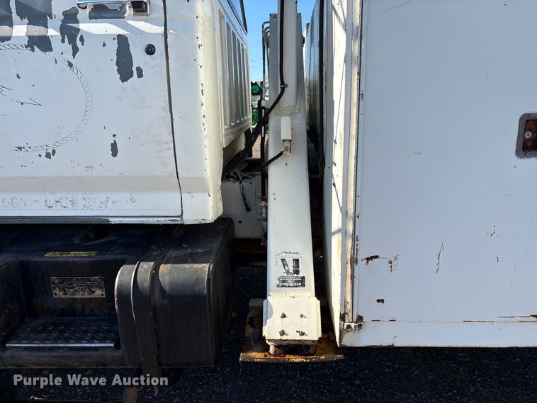 image for item EC8077 1995 Ford F800 digger derrick truck