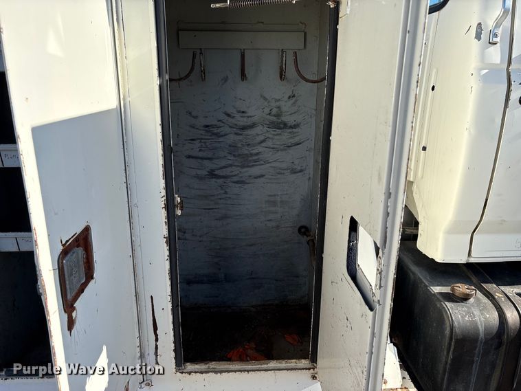 image for item EC8077 1995 Ford F800 digger derrick truck