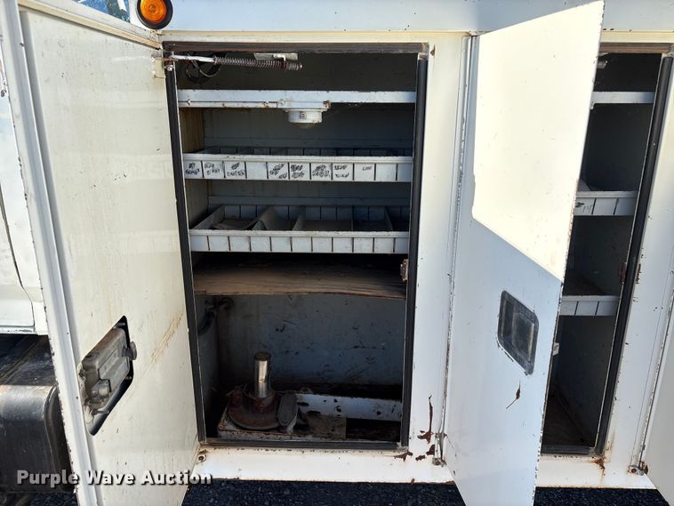 image for item EC8077 1995 Ford F800 digger derrick truck