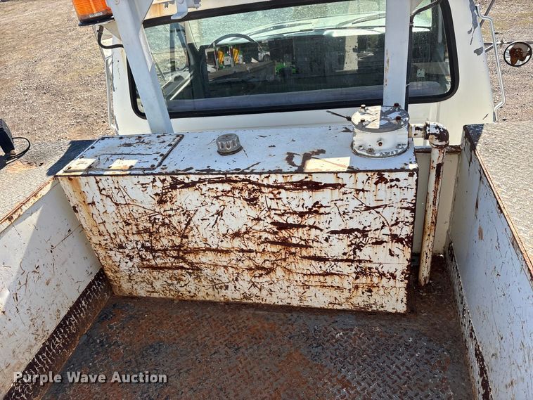 image for item EC8077 1995 Ford F800 digger derrick truck