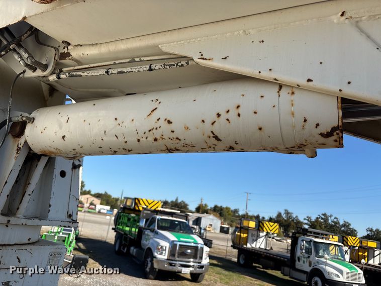 image for item EC8077 1995 Ford F800 digger derrick truck