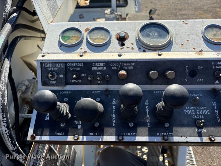 image for item EC8077 1995 Ford F800 digger derrick truck