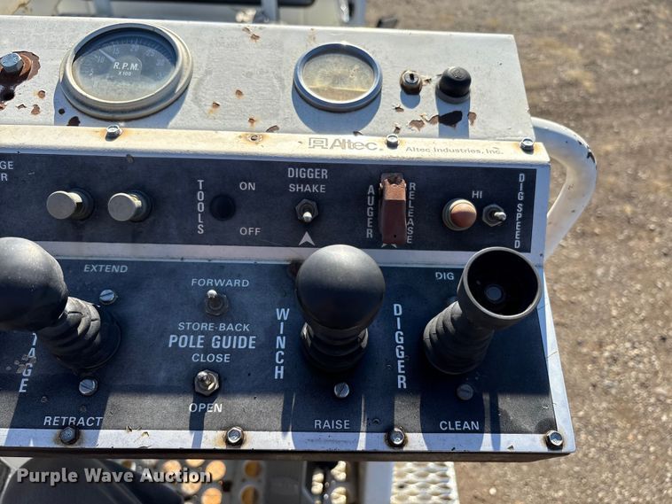 image for item EC8077 1995 Ford F800 digger derrick truck