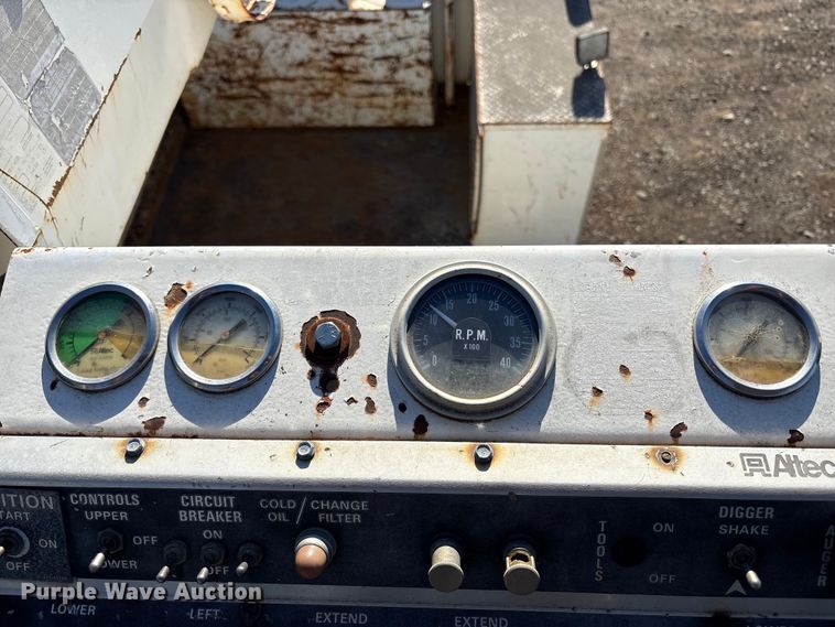 image for item EC8077 1995 Ford F800 digger derrick truck