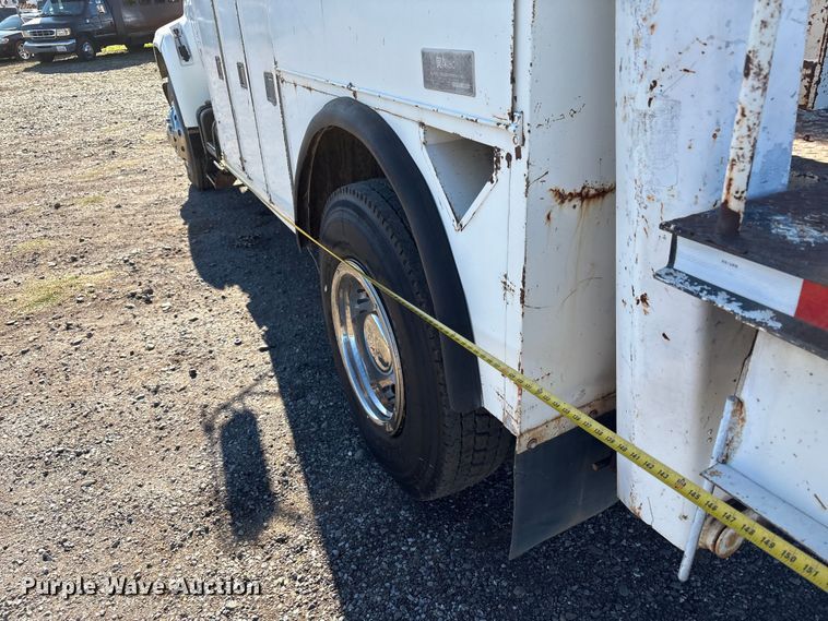 image for item EC8077 1995 Ford F800 digger derrick truck