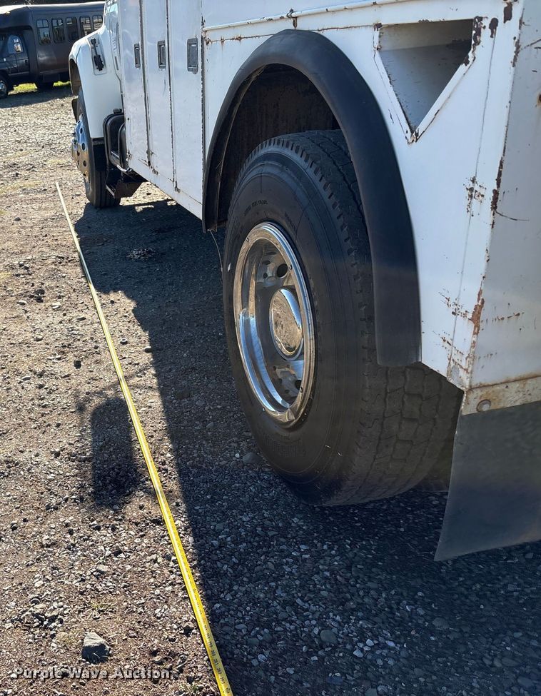 image for item EC8077 1995 Ford F800 digger derrick truck