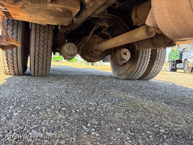 image for item EC8077 1995 Ford F800 digger derrick truck