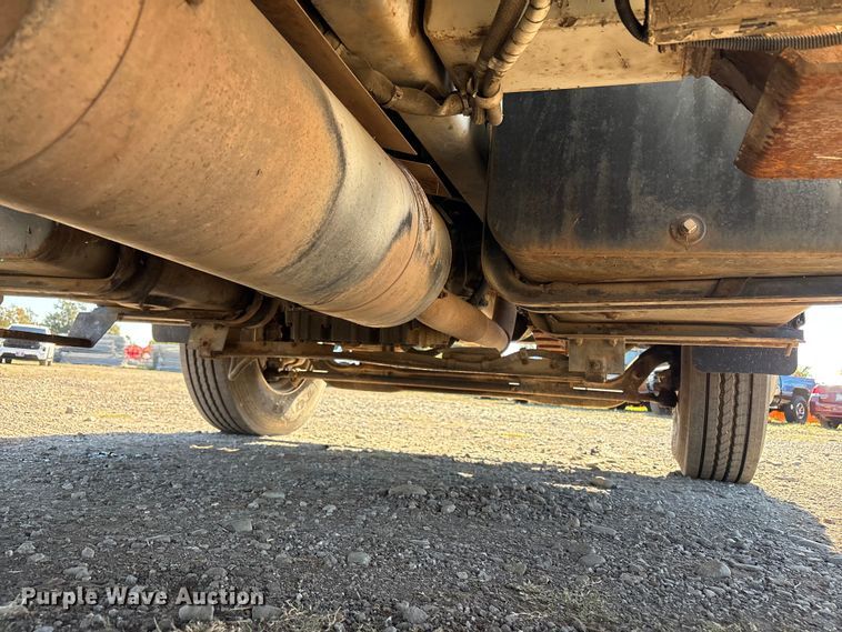 image for item EC8077 1995 Ford F800 digger derrick truck